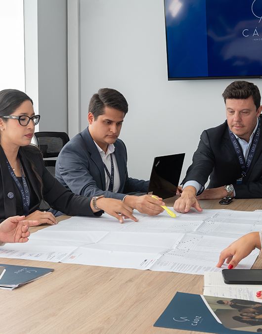 Equipo Cádiz revisando planos